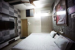 Bedroom in 5 BHK Independent House at Ellisbridge – for Sale