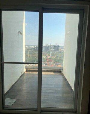 Room in 3 BHK Apartment at Jayabheri The Summit, Narsingi – for Rent