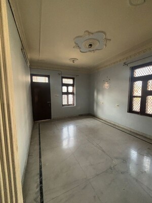 Room in 3 BHK Builder Floor at Sector 02 – for Rent