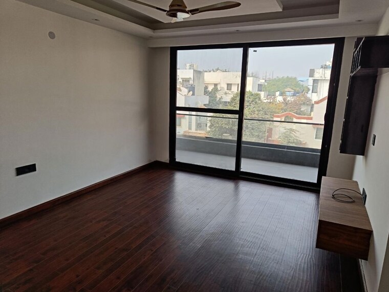 Room, unitech-south-city-ii 3 Bedroom 275 Sq.Yd. Builder Floor In Sector 50 Gurgaon 10480529