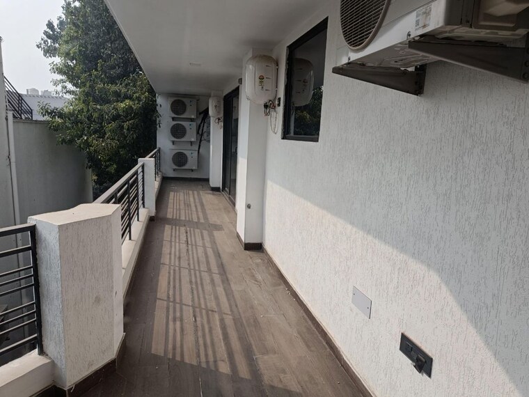 Balcony, unitech-south-city-ii 3 Bedroom 275 Sq.Yd. Builder Floor In Sector 50 Gurgaon 10480529