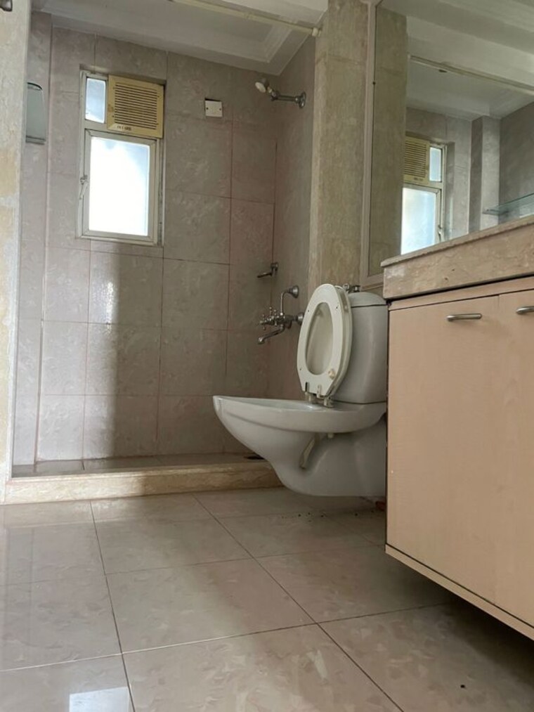 Bathroom, hiranandani-gardens-odyssey-i-ii 4 Bedroom 3300 Sq.Ft. Apartment In Powai Mumbai 10487098