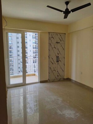 Room in 2 BHK Apartment at Trident Embassy, Sector 1 Greater Noida – for Rent