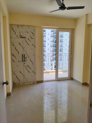 Room in 2 BHK Apartment at Trident Embassy, Sector 1 Greater Noida – for Rent