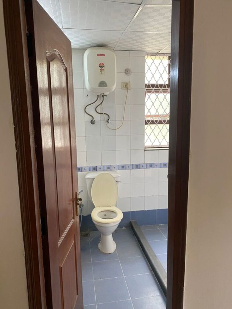Bathroom, vipul-greens 3 Bedroom 1895 Sq.Ft. Apartment In Sector 48 Gurgaon 10487117