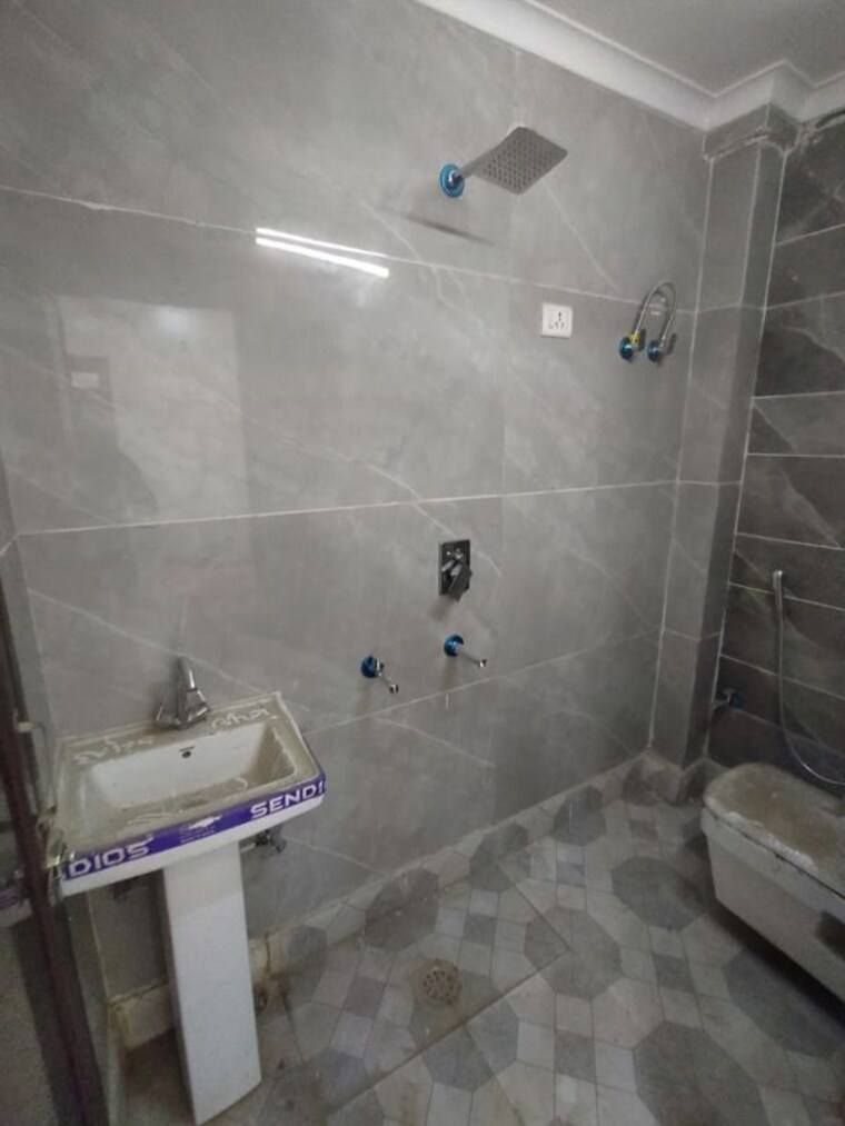 Bathroom, dwarka mor 1 Bedroom 560 Sq.Ft. Builder Floor In Dwarka Mor Delhi 10487134