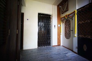 Room in 4 BHK Apartment at Ellisbridge – for Sale