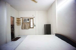 Room in 4 BHK Apartment at Ellisbridge – for Sale