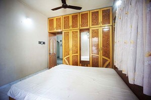 Room in 4 BHK Apartment at Ellisbridge – for Sale