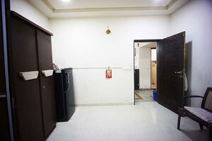 Room in 4 BHK Apartment at Ellisbridge – for Sale