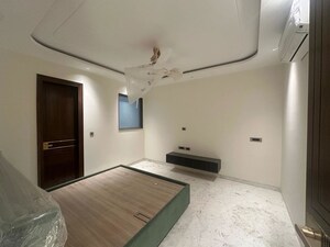 Room in 4 BHK Builder Floor at Sushant Lok Iii – for Rent