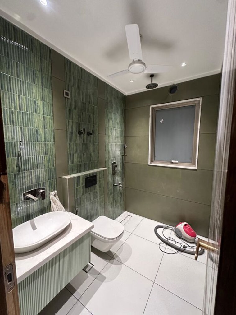 Bathroom, sushant lok iii 4 Bedroom 410 Sq.Yd. Builder Floor In Sushant Lok Iii Gurgaon 10487161