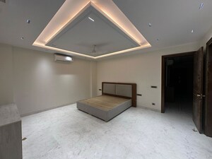 Room in 4 BHK Builder Floor at Sushant Lok Iii – for Rent