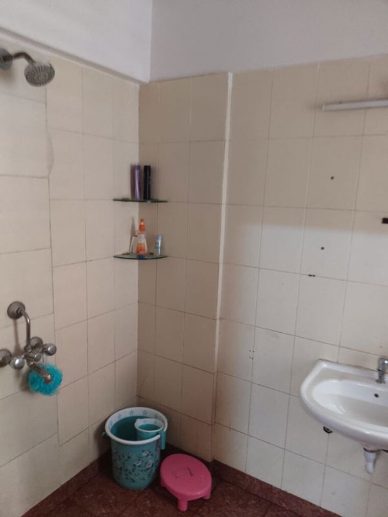 Bathroom, royal-classic-co-op-society 2 Bedroom 750 Sq.Ft. Apartment In Andheri West Mumbai 10487272