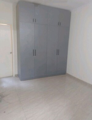 Room in 3 BHK Apartment at Gaur Atulyam Gravity, Omicron I Greater Noida – for Rent