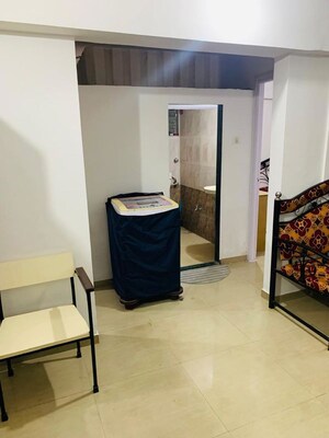 Team Area in 1 BHK Apartment at Bindra Complex, Andheri East – for Sale