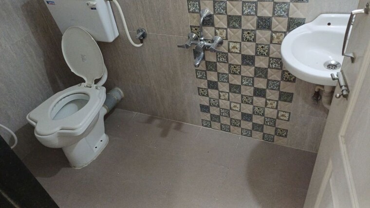 Bathroom, hubtown-greenwoods 3 Bedroom 950 Sq.Ft. Apartment In Vartak Nagar Thane 10487355