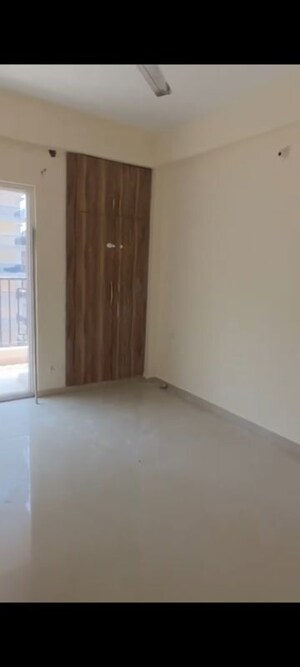 Room in 2 BHK Apartment at Windsor Paradise 2, Raj Nagar Extension – for Rent