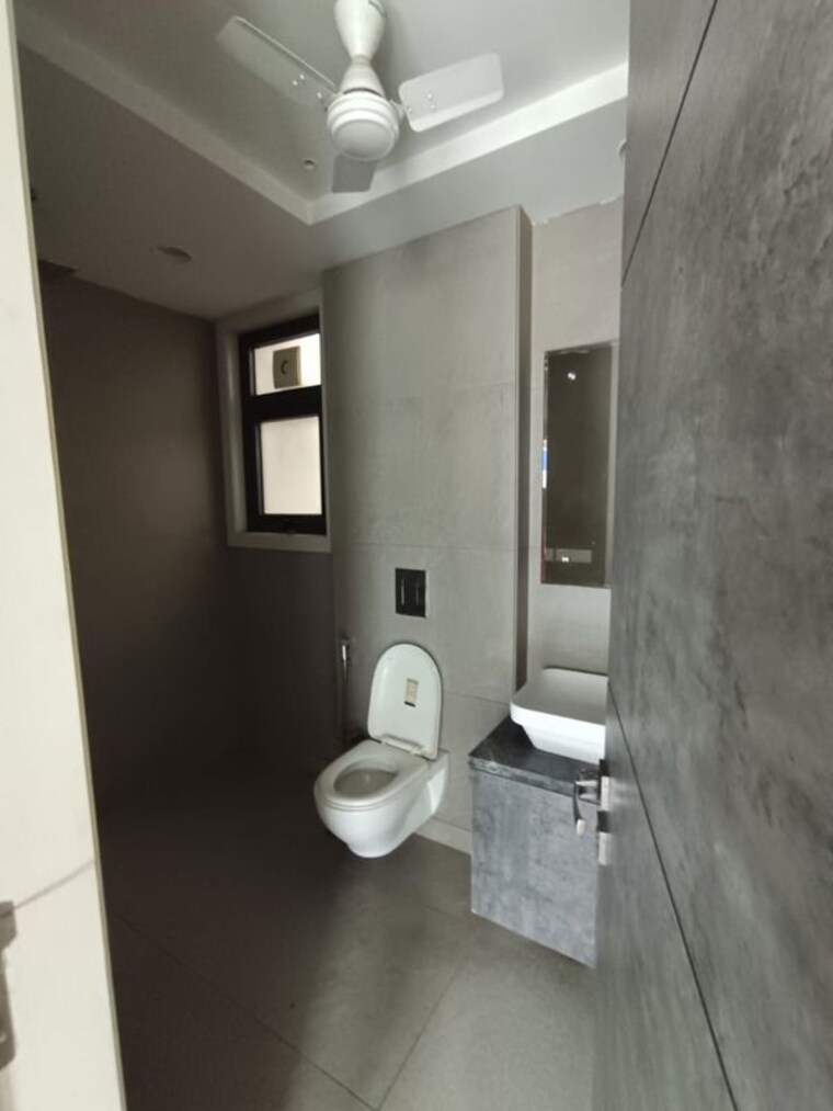 Bathroom, naraina 3 Bedroom 200 Sq.Yd. Builder Floor In Naraina Delhi 10487707