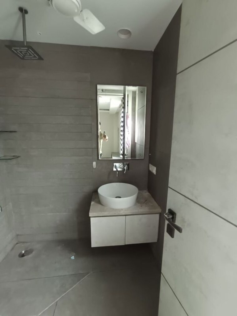 Bathroom, naraina 3 Bedroom 200 Sq.Yd. Builder Floor In Naraina Delhi 10487707
