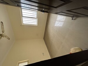 Room in 2.5 BHK Apartment at Paramount Floraville, Sector 137 – for Rent