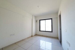 Room in 3 BHK Apartment at Vaishnodevi Circle – for Sale