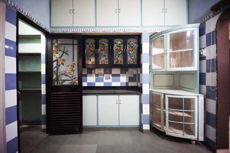 Room, satellite 3 Bedroom 190 Sq.Yd. Apartment In Satellite Ahmedabad 10487463