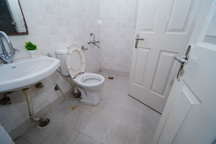 Bathroom, tulip-orange 3 Bedroom 1437 Sq.Ft. Apartment In Sector 70 Gurgaon 10487838