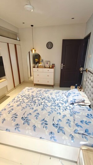 Bedroom in 2 BHK Apartment at Swapnalok Towers, Malad East – for Rent