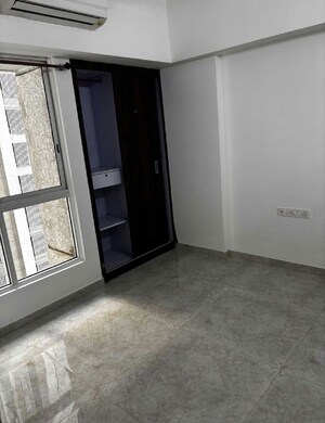 Room in 1 BHK Apartment at Lodha Amara, Kolshet Road – for Rent