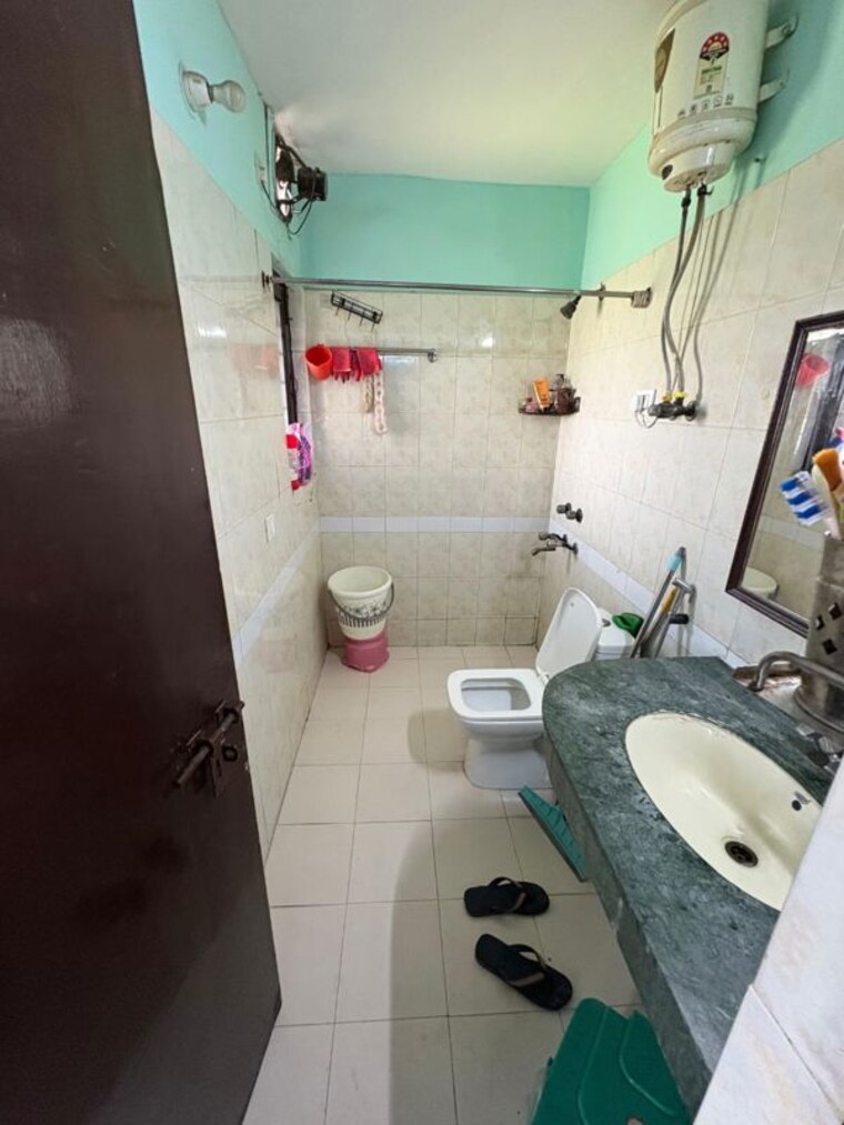 Bathroom, jammu-and-kashmir-bank-employees-cgh 3 Bedroom 1550 Sq.Ft. Apartment In Sector 9a Gurgaon 10487893