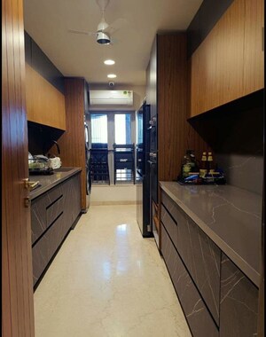 Room in 2 BHK Apartment at Oberoi Maxima, Andheri East – for Rent