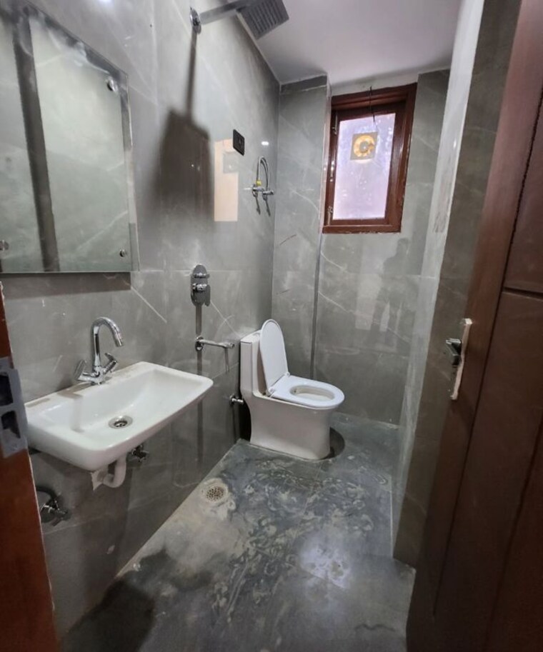 Bathroom, freedom fighters enclave 1 Bedroom 600 Sq.Ft. Builder Floor In Freedom Fighters Enclave Delhi 10487941