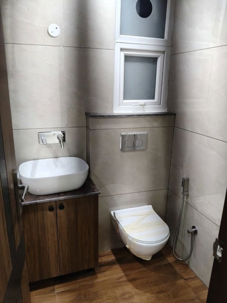 Bathroom, preet colony 3 Bedroom 1900 Sq.Ft. Apartment In Preet Colony Zirakpur 10487979