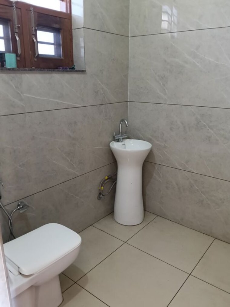 Bathroom, preet colony 3 Bedroom 1900 Sq.Ft. Apartment In Preet Colony Zirakpur 10487979