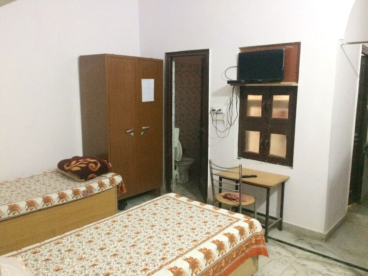 Bedroom, sector 13 Pg For Boys In Sector 13 10488033
