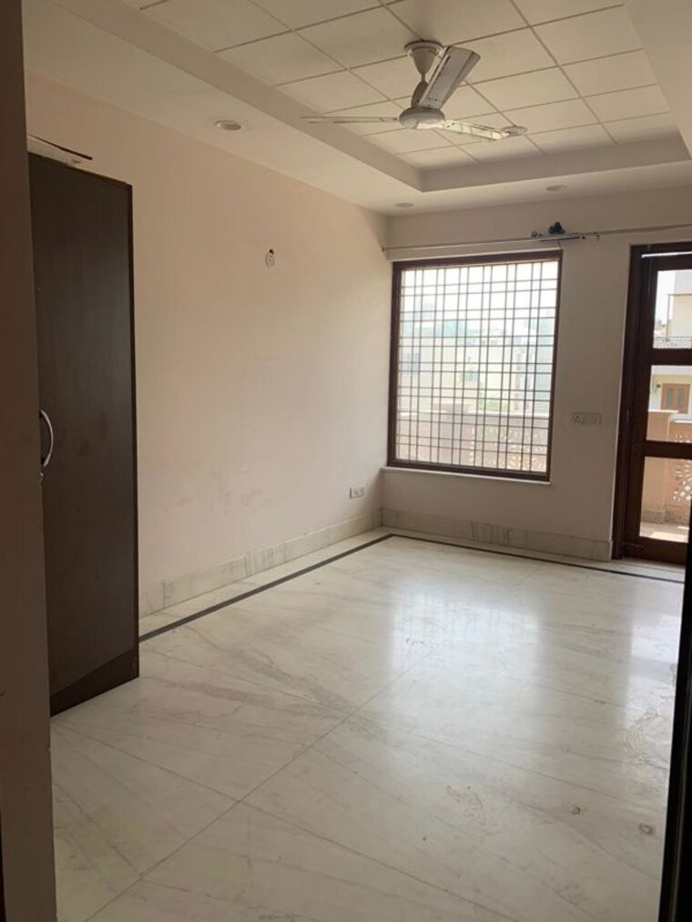 Room, kalkaji 3 Bedroom 200 Sq.Yd. Builder Floor In Kalkaji Delhi 10488071