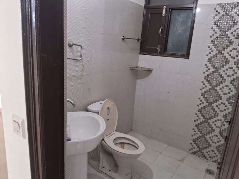 Bathroom, barnala-riverdale-apartments 3 Bedroom 1980 Sq.Ft. Apartment In Patiala Road Zirakpur 10488093