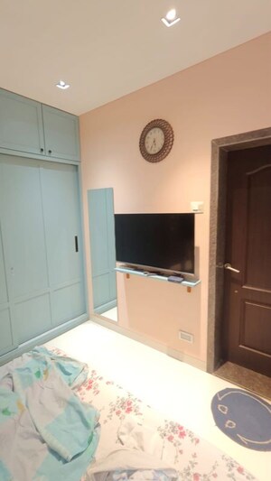 Furnished Amenities in 2 BHK Apartment at K Raheja Heights, Malad East – for Rent