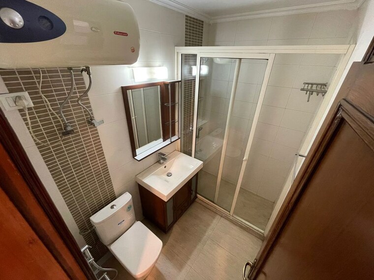 Bathroom, green park 3 Bedroom 250 Sq.Yd. Builder Floor In Green Park Delhi 10488391