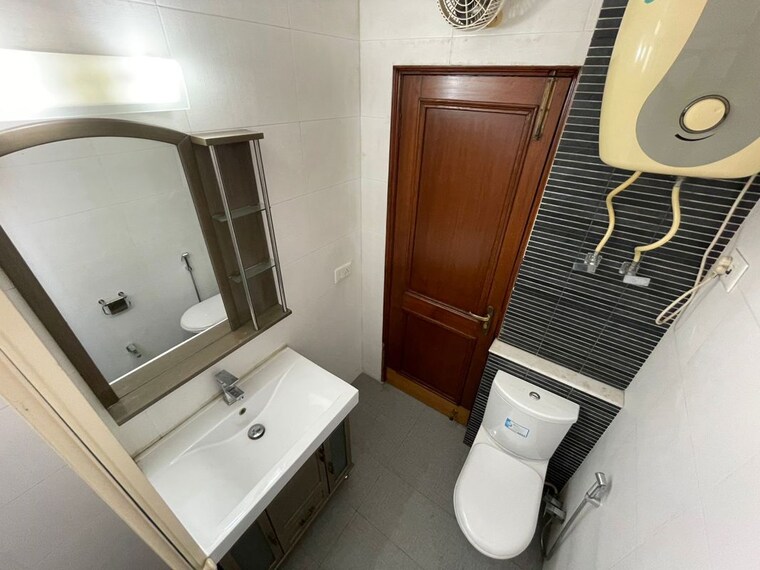 Attached Bathroom, green park 3 Bedroom 250 Sq.Yd. Builder Floor In Green Park Delhi 10488391