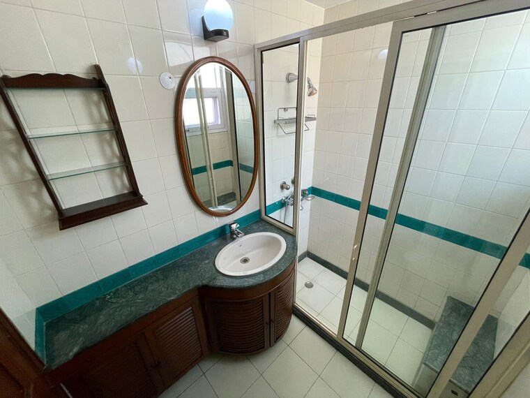 Bathroom, green park 3 Bedroom 250 Sq.Yd. Builder Floor In Green Park Delhi 10488391