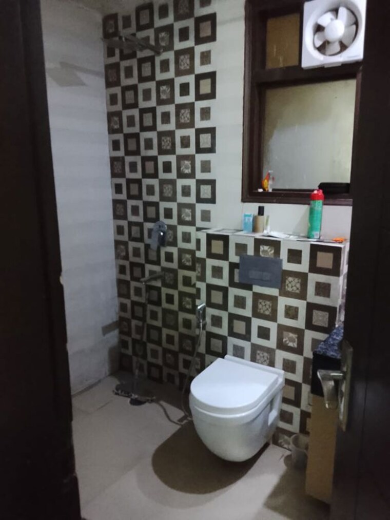 Bathroom, bptp-district-3 3 Bedroom 1620 Sq.Ft. Builder Floor In Sector 85 Faridabad 10488499
