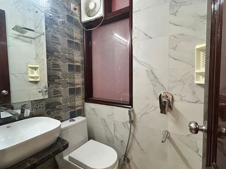 Bathroom, sushant lok i 4 Bedroom 2748 Sq.Ft. Builder Floor In Sushant Lok I Gurgaon 10488539