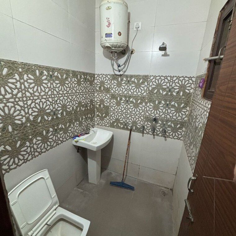 Bathroom, kharar mohali road 2 Bedroom 1250 Sq.Ft. Apartment In Kharar Mohali Road Kharar 10488600