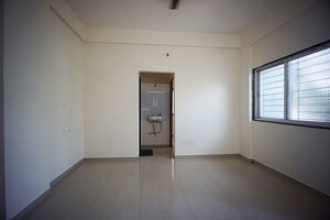 Room in 6 BHK Apartment at Kamgar Putala Vasahat – for Sale