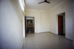 Room in 6 BHK Apartment at Kamgar Putala Vasahat – for Sale