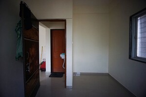 Room in 6 BHK Apartment at Kamgar Putala Vasahat – for Sale