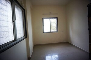 Room in 6 BHK Apartment at Kamgar Putala Vasahat – for Sale