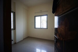 Room in 6 BHK Apartment at Kamgar Putala Vasahat – for Sale
